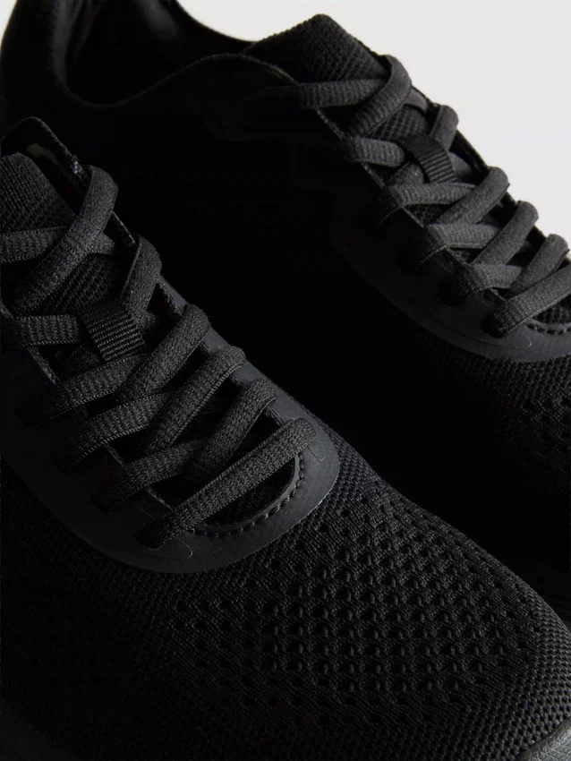 Stickade sneakers med snörning