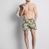 Strandshorts med djungelmönster