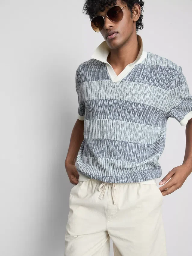 Strickad polotröja med strukturerade ränder