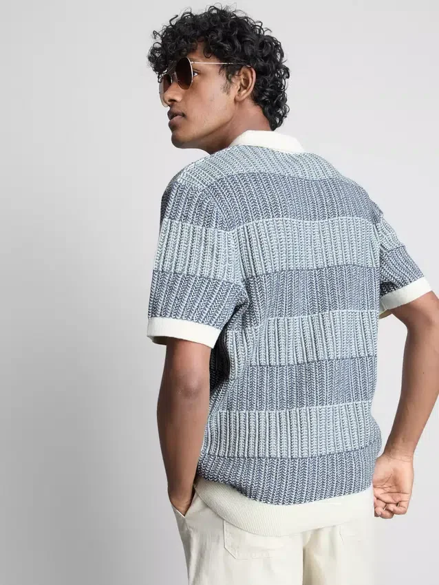 Strickad polotröja med strukturerade ränder