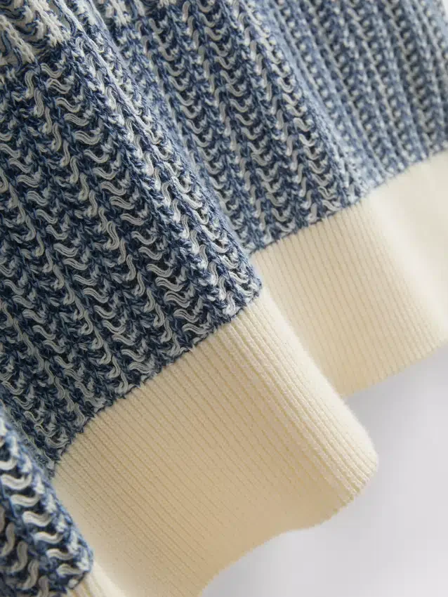 Strickad polotröja med strukturerade ränder