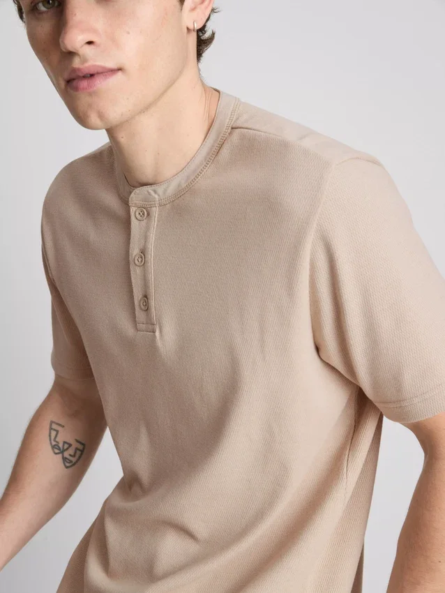 Strukturerad henley-t-shirt