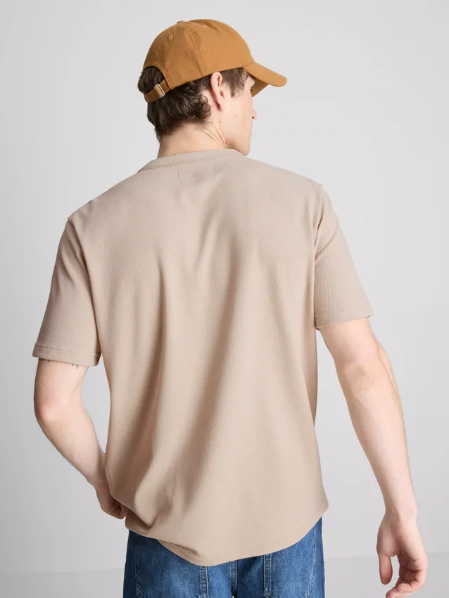 Strukturerad henley-t-shirt