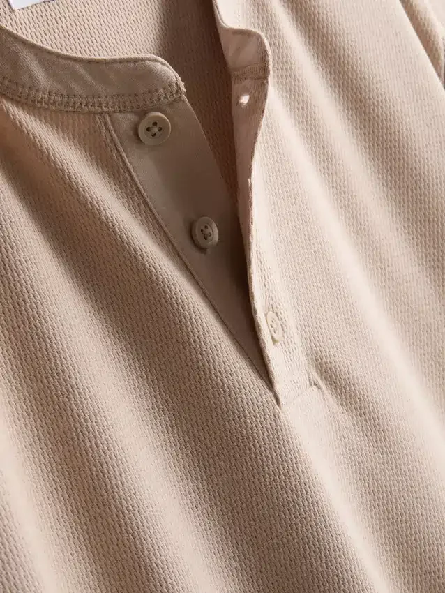 Strukturerad henley-t-shirt