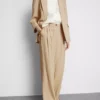 Strukturerade, avslappnade byxor med medelhög midja
