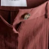Strukturerade, avslappnade byxor med medelhög midja