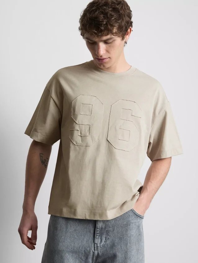 T-shirt med applikationsnummer