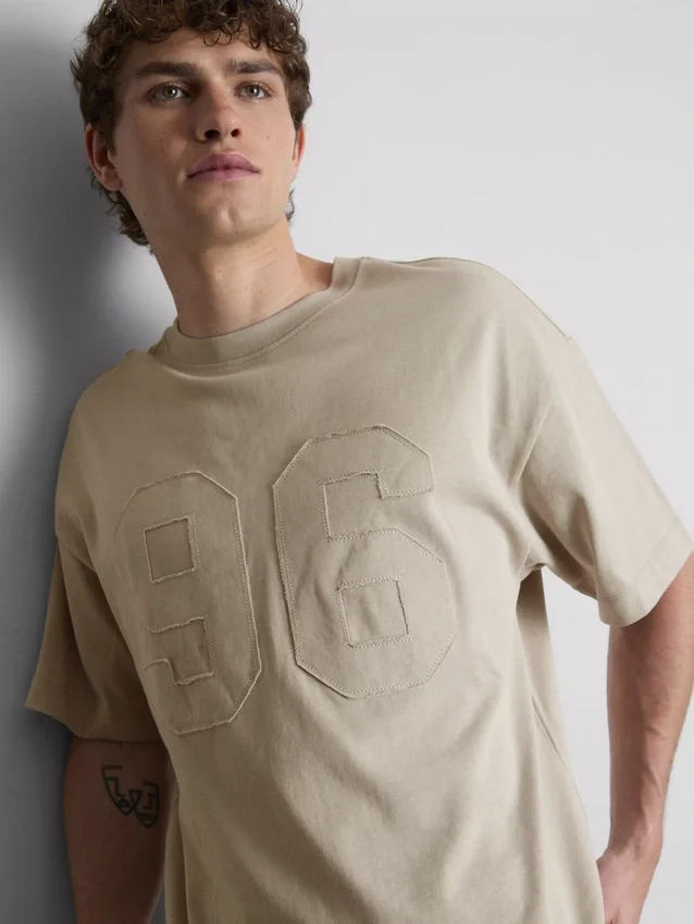 T-shirt med applikationsnummer