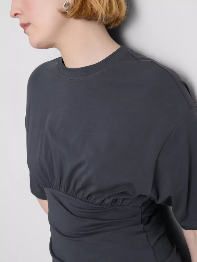T-shirt med empiremidja