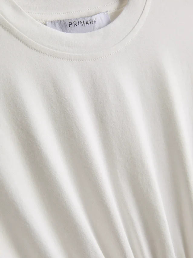 T-shirt med empiremidja