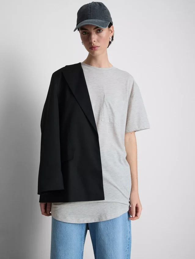 T-shirt med påsydd ficka och förlängd passform
