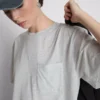 T-shirt med påsydd ficka och förlängd passform