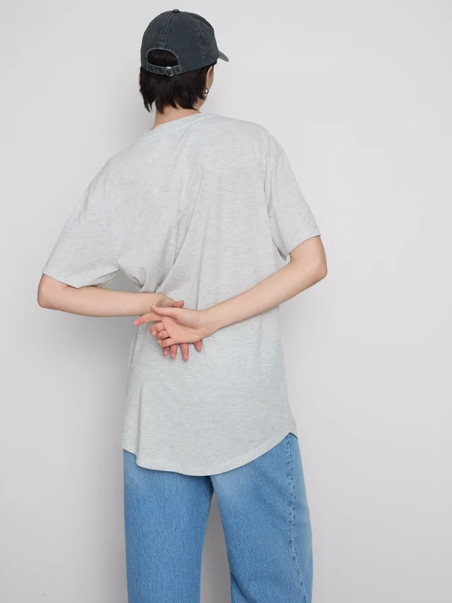 T-shirt med påsydd ficka och förlängd passform