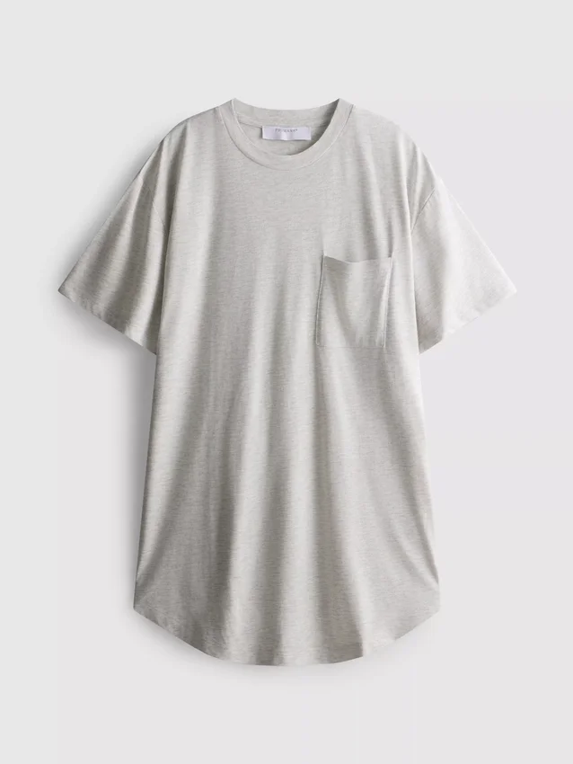 T-shirt med påsydd ficka och förlängd passform