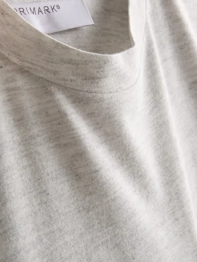 T-shirt med påsydd ficka och förlängd passform