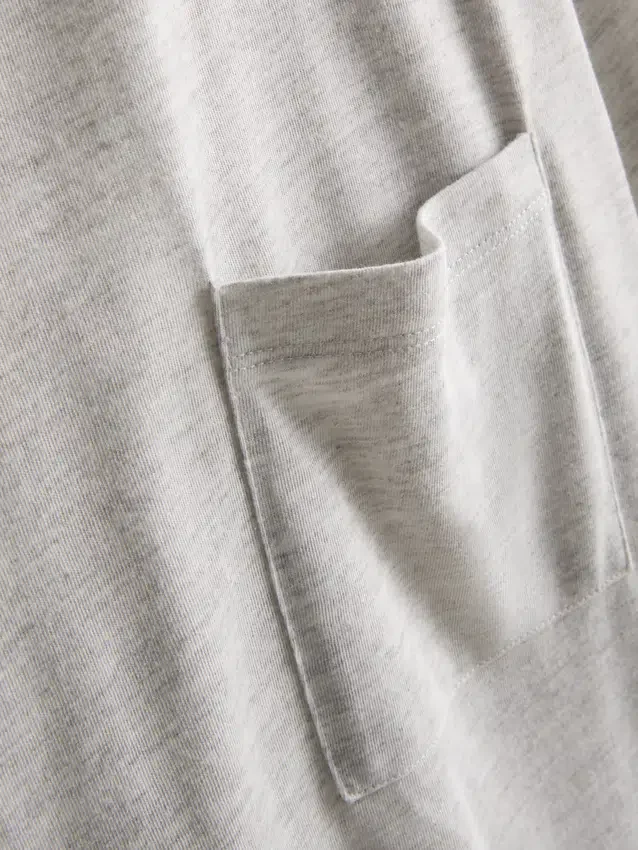 T-shirt med påsydd ficka och förlängd passform