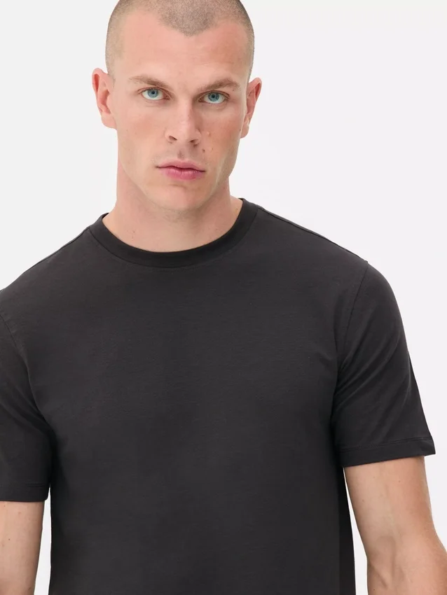 T-shirt med smal passform och stretch