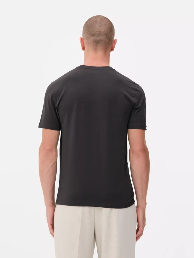 T-shirt med smal passform och stretch