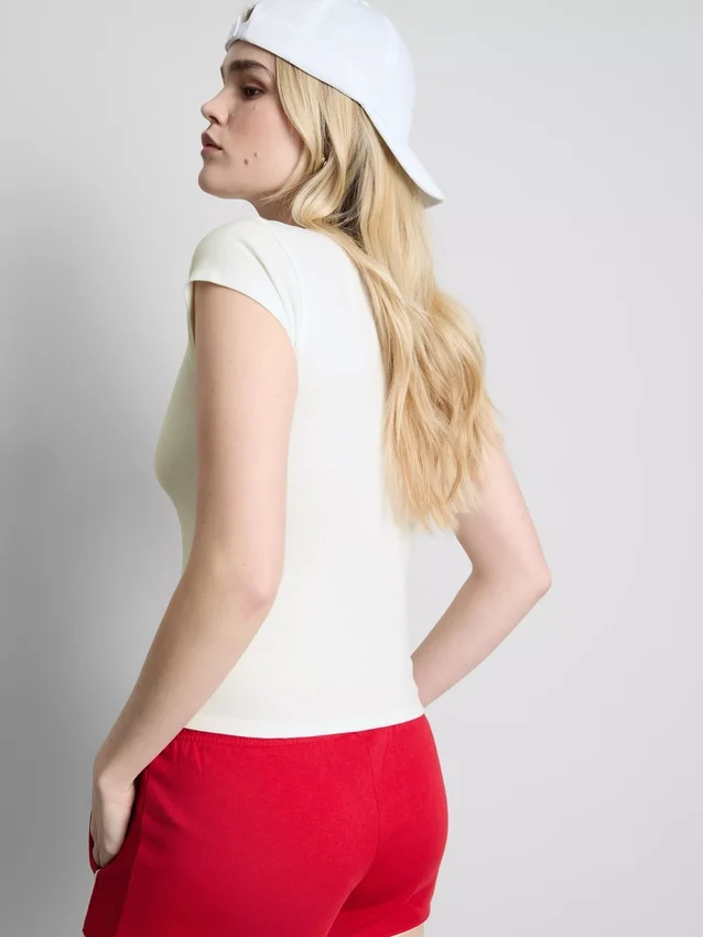 T-shirt med åtsittande kapärmar