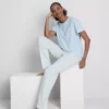 T-shirt och pyjamas med randiga pyjamasbyxor