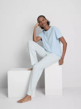 T-shirt och pyjamas med randiga pyjamasbyxor