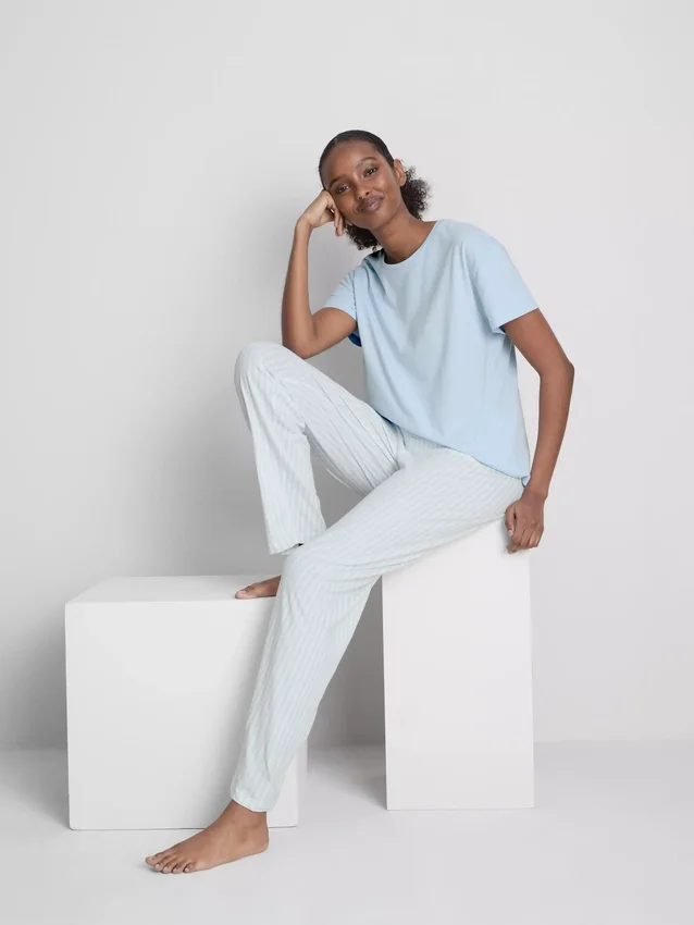 T-shirt och pyjamas med randiga pyjamasbyxor