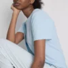 T-shirt och pyjamas med randiga pyjamasbyxor