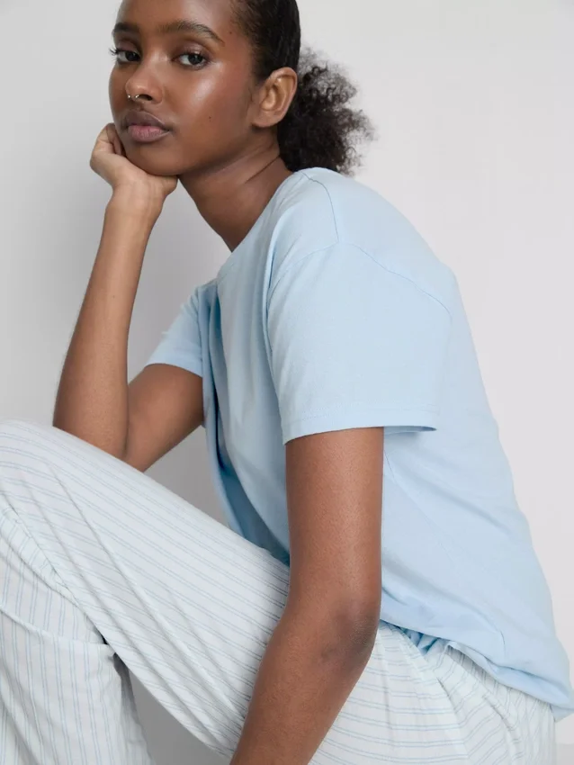 T-shirt och pyjamas med randiga pyjamasbyxor