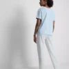 T-shirt och pyjamas med randiga pyjamasbyxor