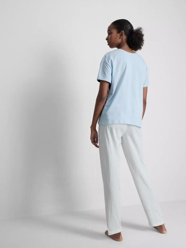 T-shirt och pyjamas med randiga pyjamasbyxor