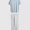 T-shirt och pyjamas med randiga pyjamasbyxor