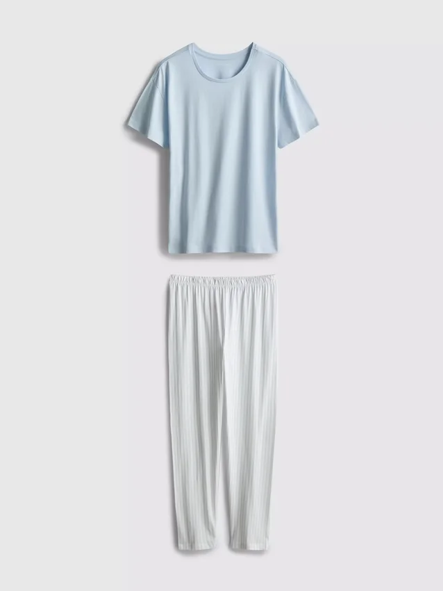 T-shirt och pyjamas med randiga pyjamasbyxor