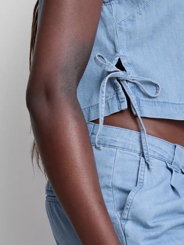 Tanktop i bomullsdenim med knytband i sidorna