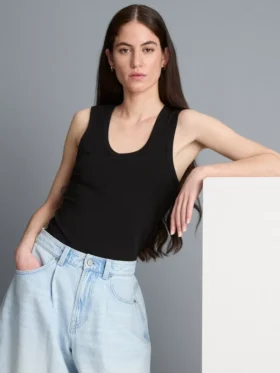 Tanktop med rund halsringning och racerrygg