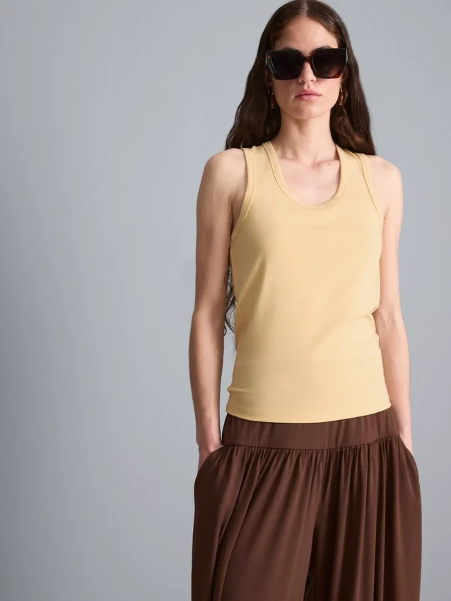 Tanktop med rund halsringning och racerrygg