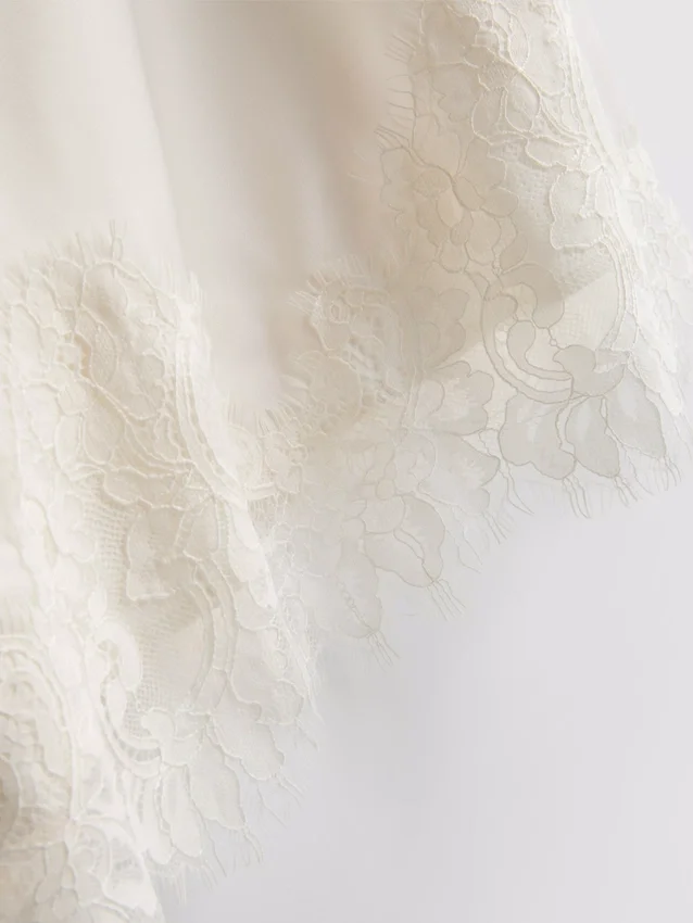 The Edit asymmetrisk slipklänning i satin och spets