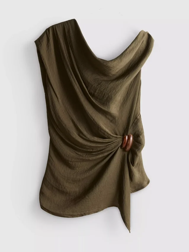 The Edit draperad topp med metalldetaljer