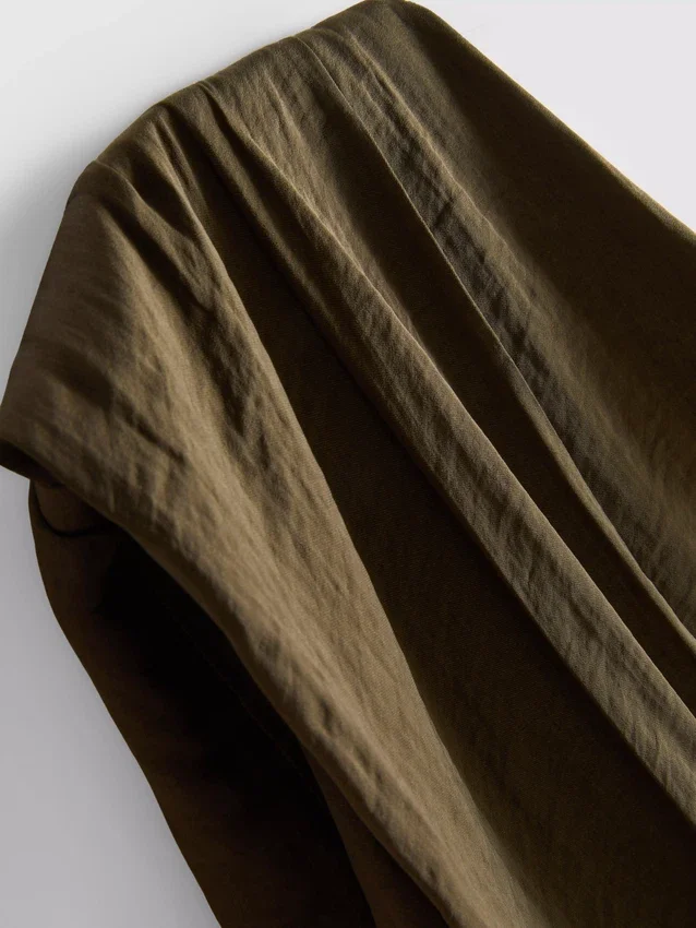The Edit draperad topp med metalldetaljer