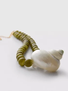 The Edit-halsband med pärlor och snäckskal
