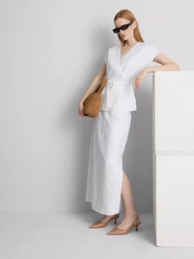 The Edit linne-top med V-ringning och omlottdesign
