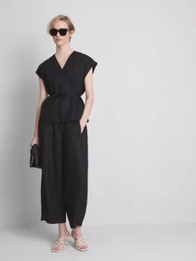The Edit linne-top med V-ringning och omlottdesign