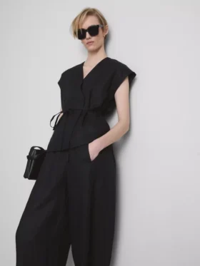 The Edit linne-top med V-ringning och omlottdesign