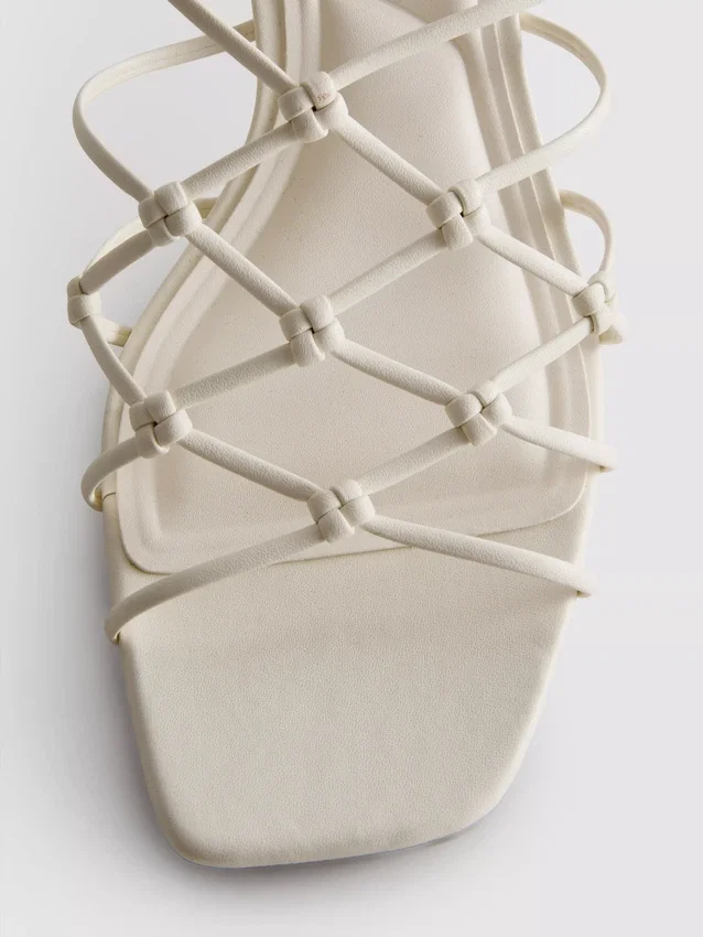 The Edit-sandaler med flätad stilettklack