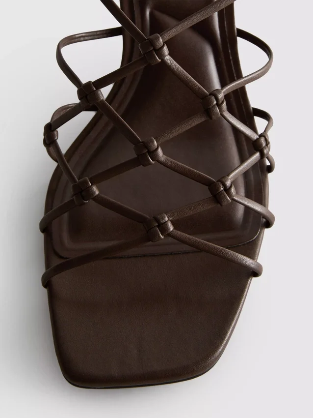 The Edit-sandaler med flätad stilettklack