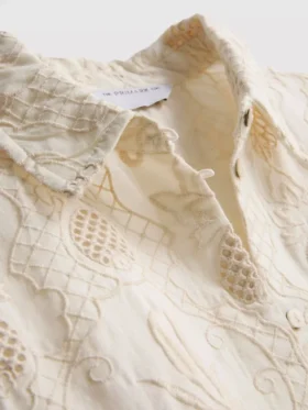 The Edit-skjorta med broderi och rundad nederkant