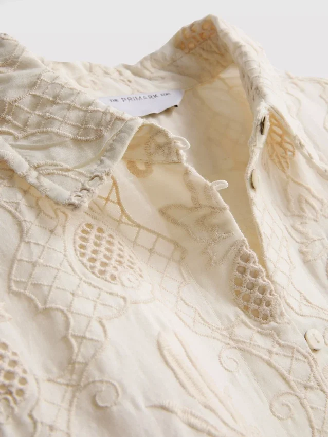 The Edit-skjorta med broderi och rundad nederkant