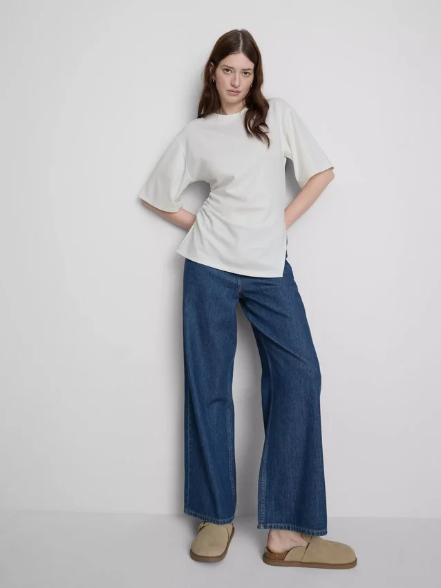 The Edit-T-shirt med rynkad, asymmetrisk design