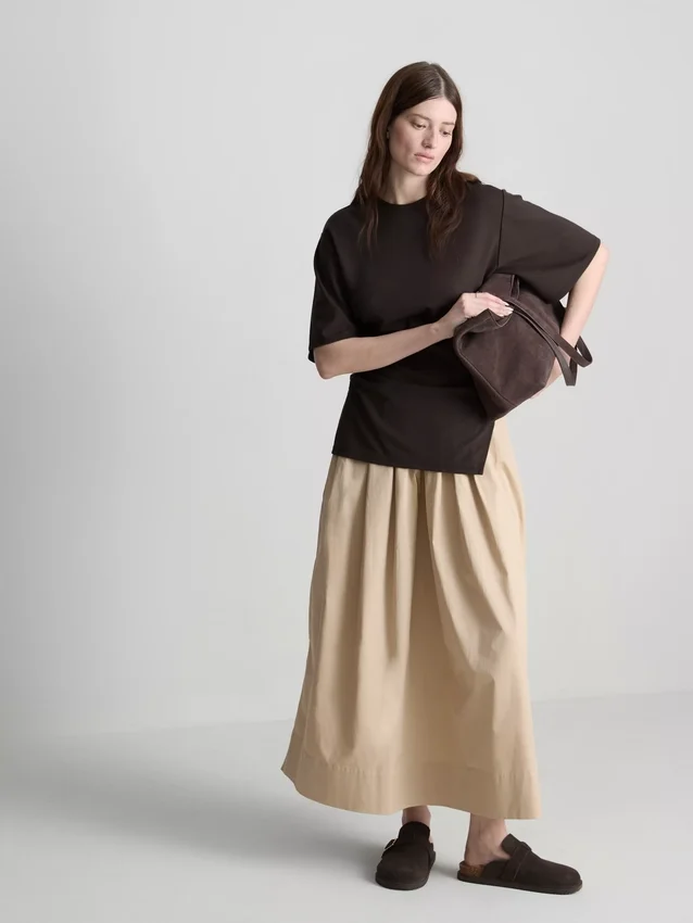 The Edit-T-shirt med rynkad, asymmetrisk design