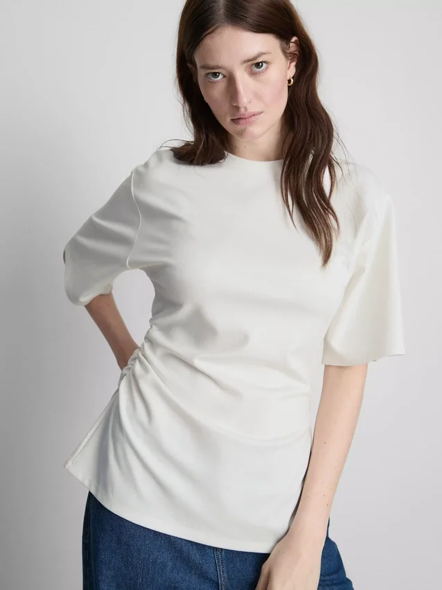 The Edit-T-shirt med rynkad, asymmetrisk design