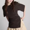 The Edit-T-shirt med rynkad, asymmetrisk design